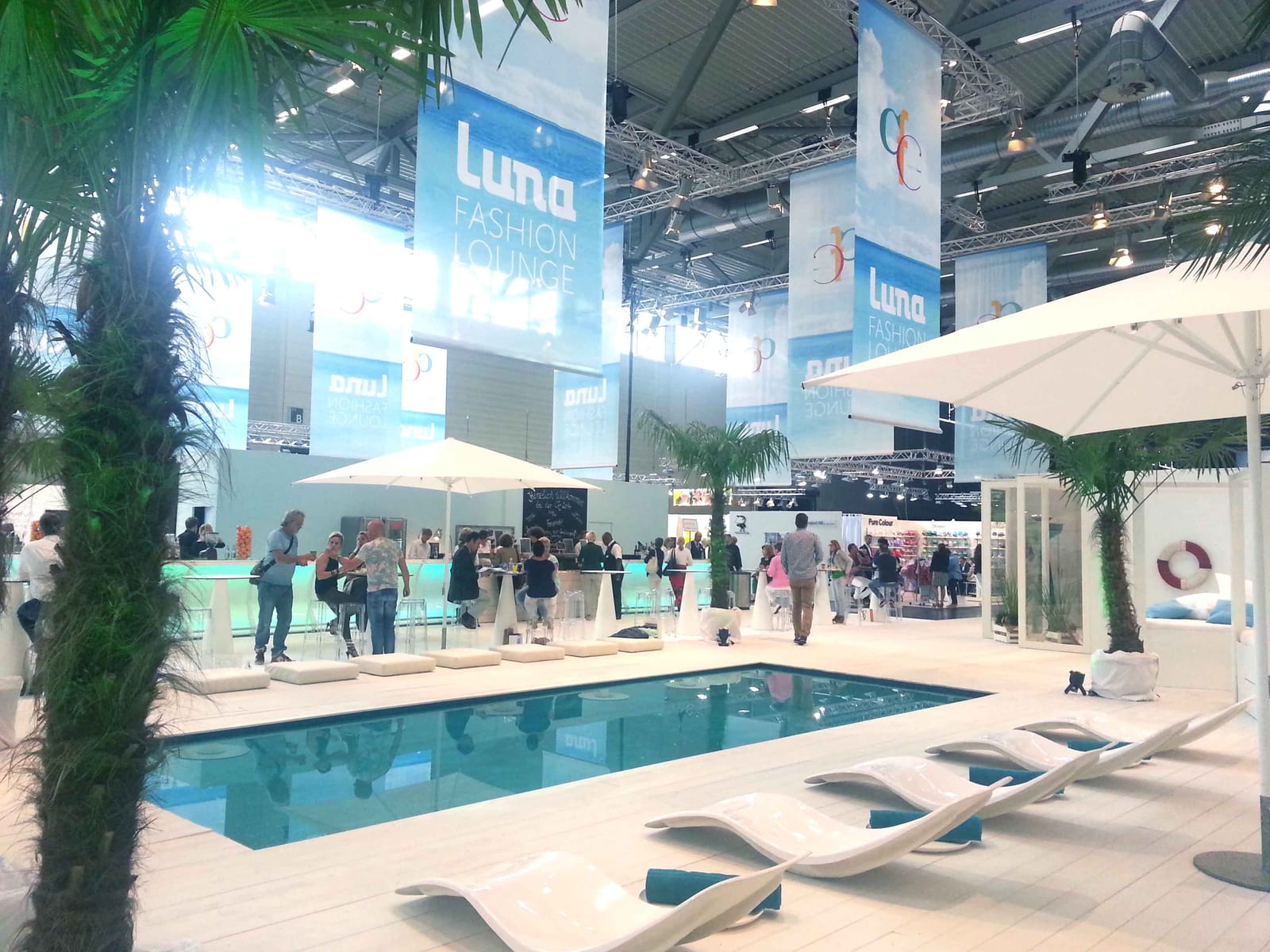Build-up of the stage, workshop atmosphere.