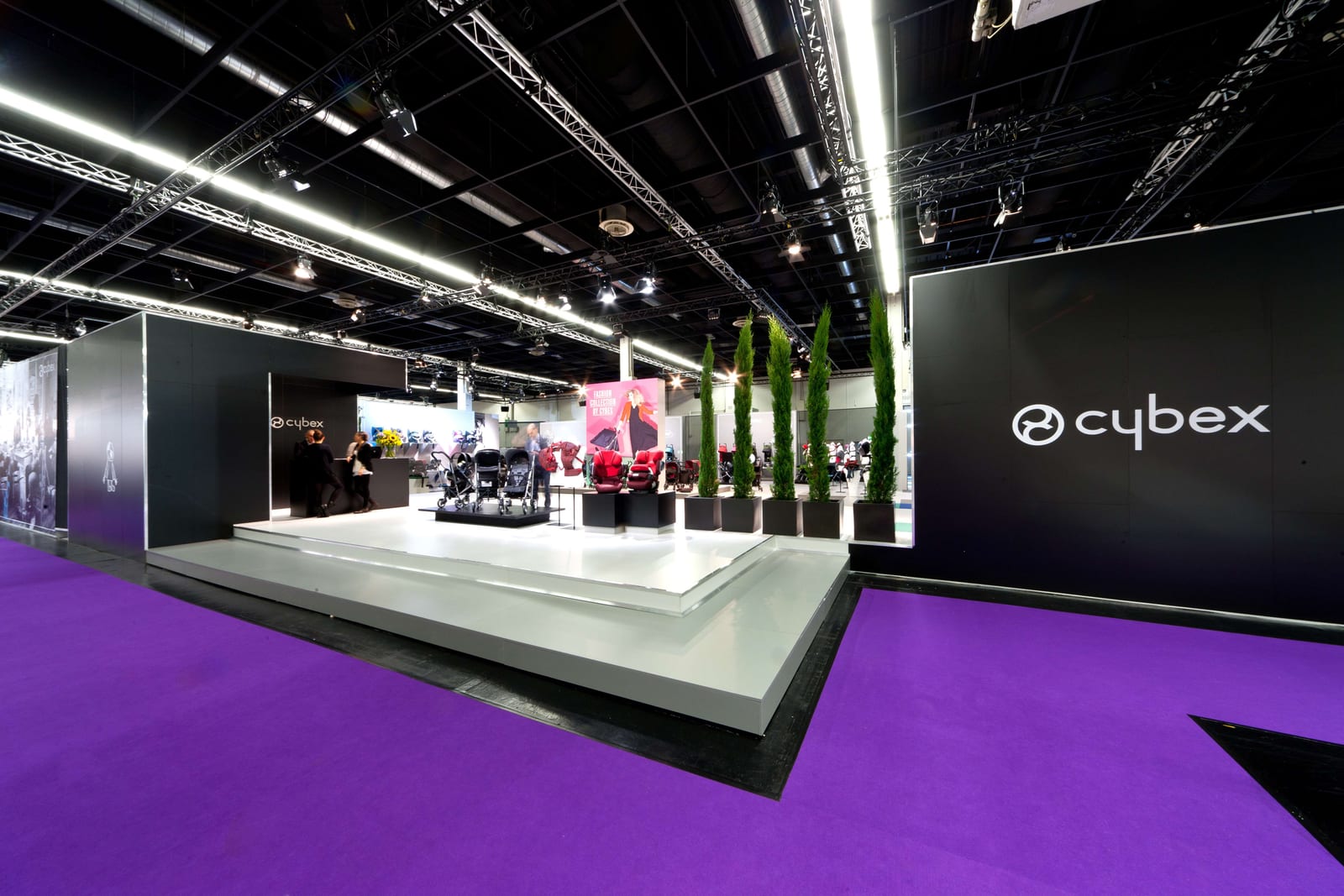 Detailansicht des Cybex-Standes — Lichtdramaturgie und Markeninszenierung.